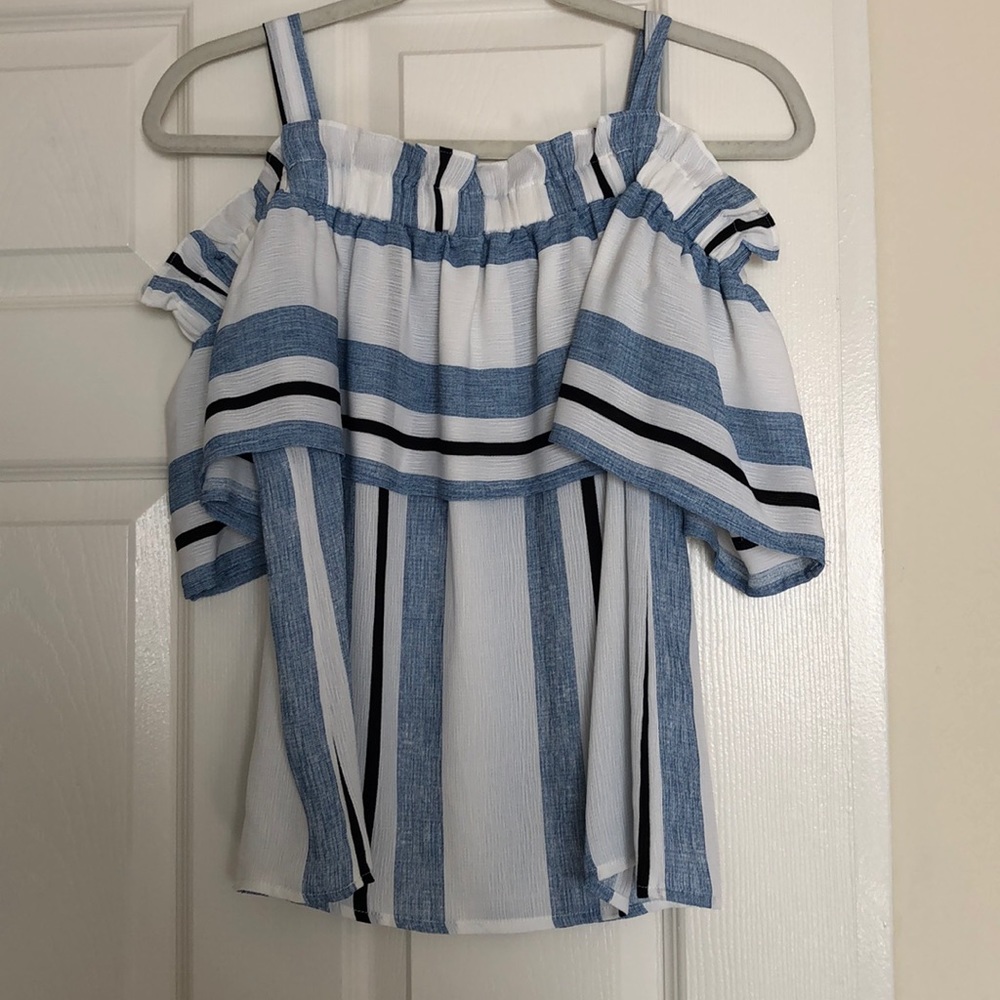 NWOT Spring/summer off the shoulder w ties top!